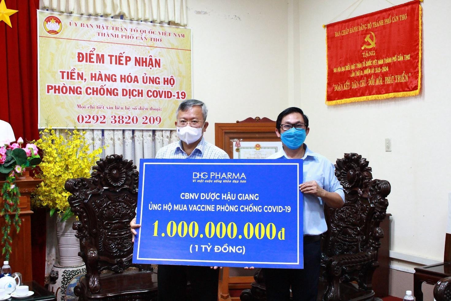 CBNV Duoc Hau Giang dong gop mot ngay luong vao quy vaccine Covid-19 hinh anh