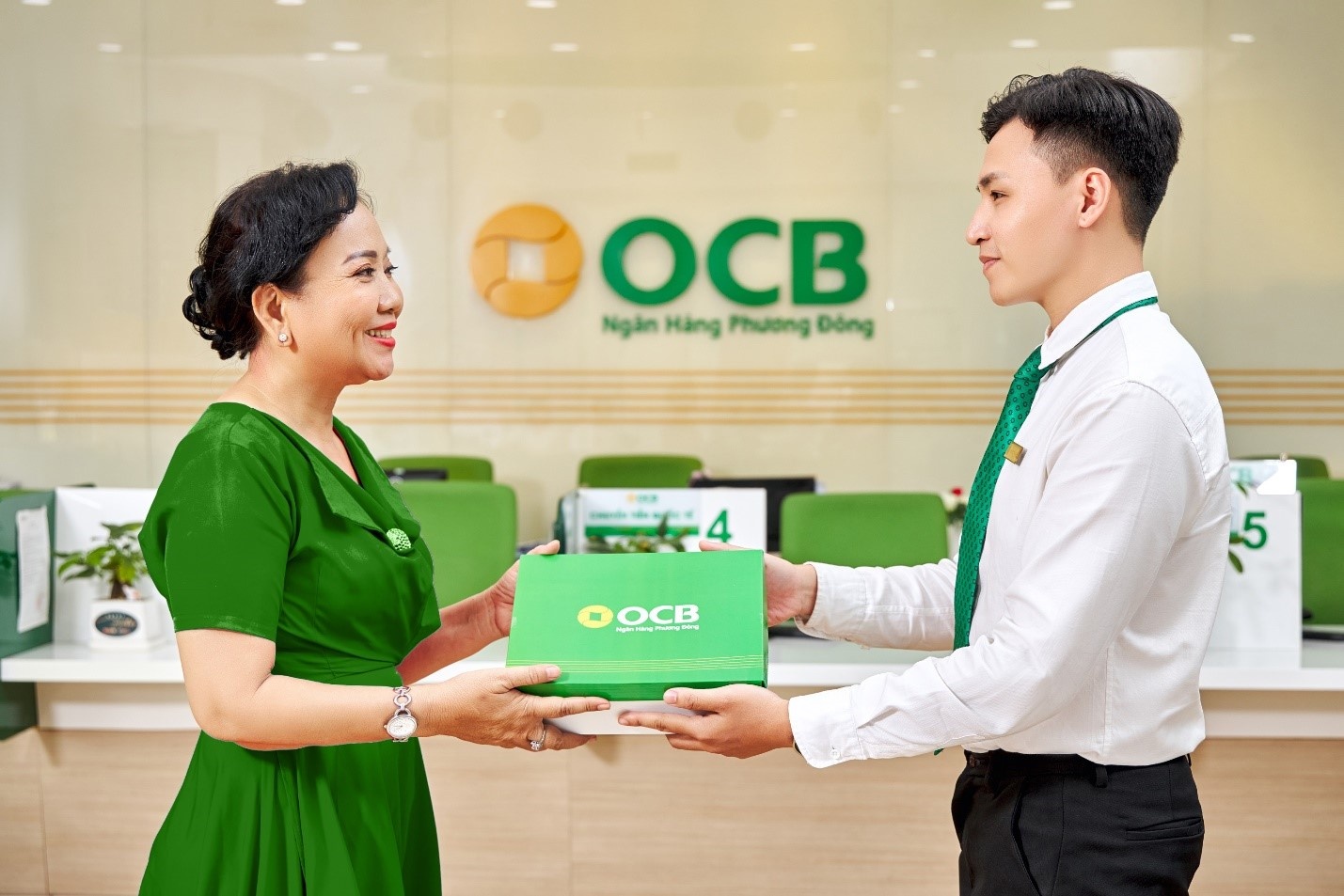 OCB tung loat khuyen mai nhan sinh nhat 25 tuoi hinh anh