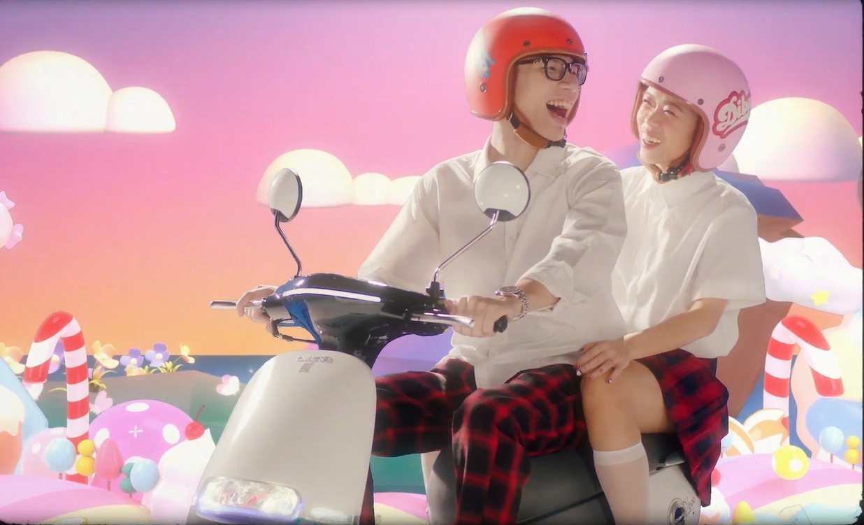 MCK sanh vai Tlinh trong MV 'Khong can co' hinh anh