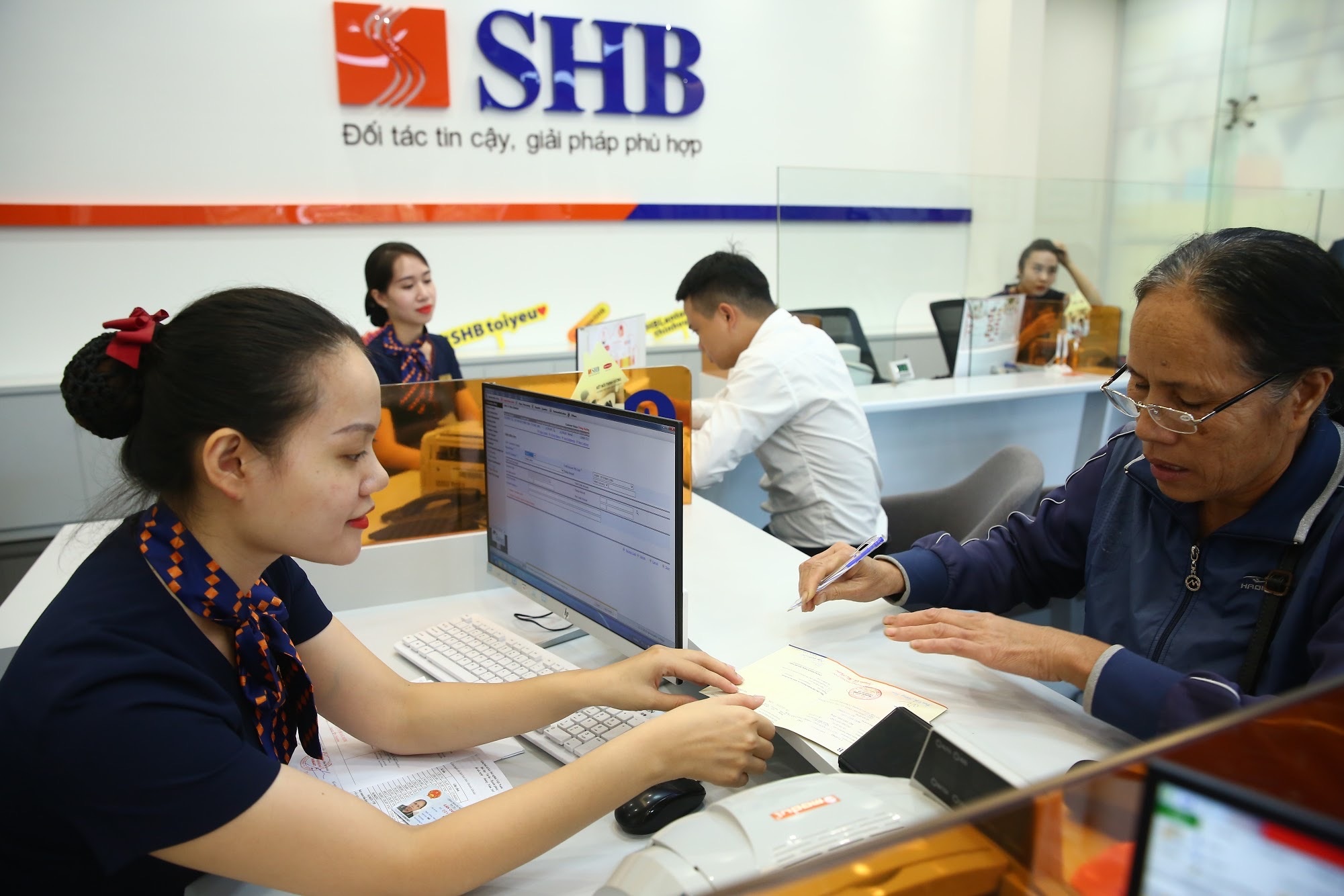Nhan qua hap dan khi dang ky vay tieu dung tai SHB Finance hinh anh