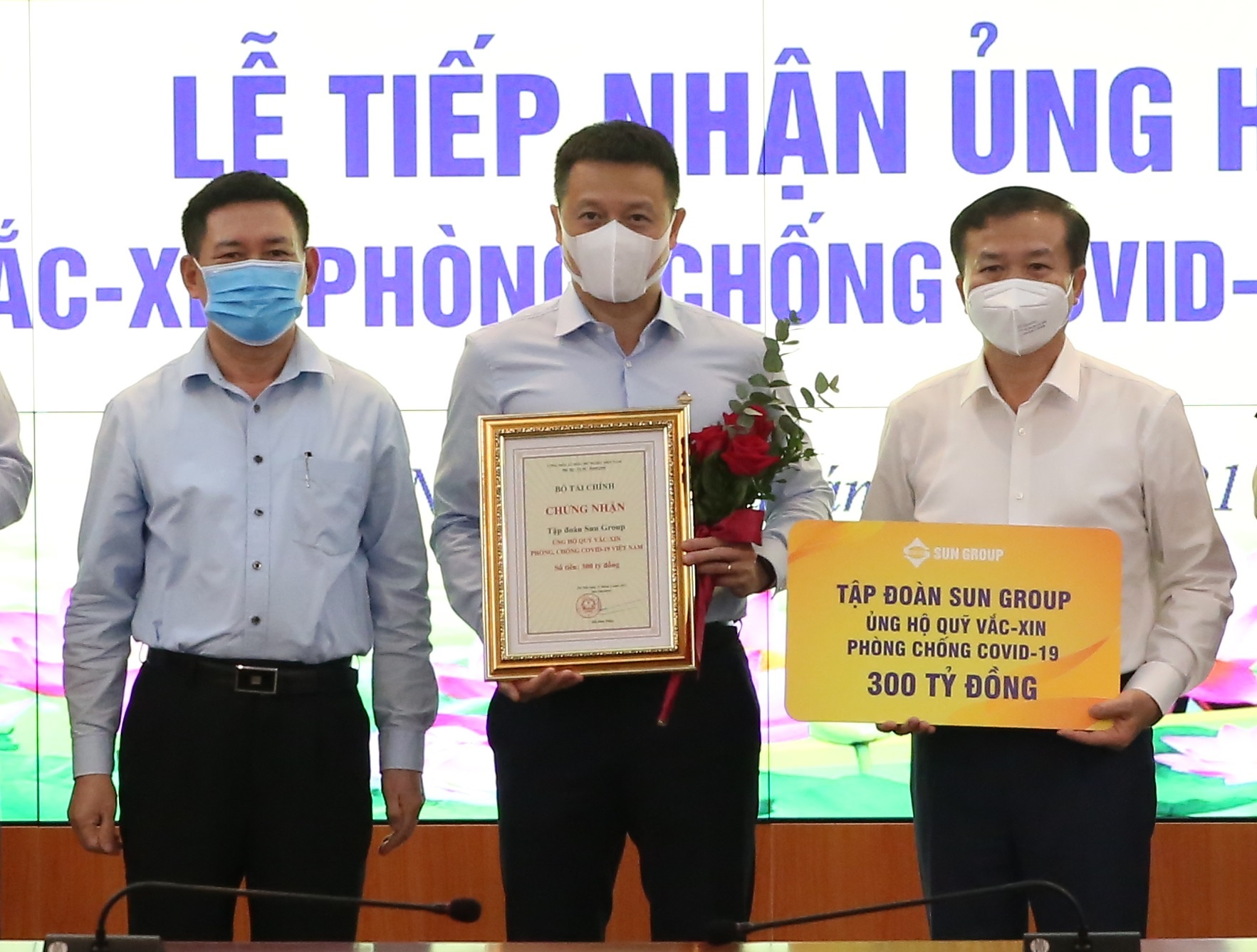 Sun Group dong gop 320 ty dong cho quy vaccine Covid-19 hinh anh