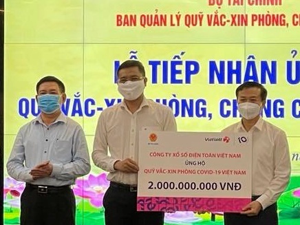 Vietlott chung tay ung ho quy vaccine phong Covid-19 hinh anh