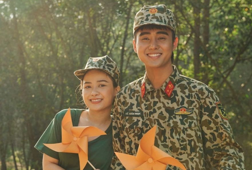 Duong Hoang Yen lan dau bat tay Dat G trong MV de tai quan ngu hinh anh