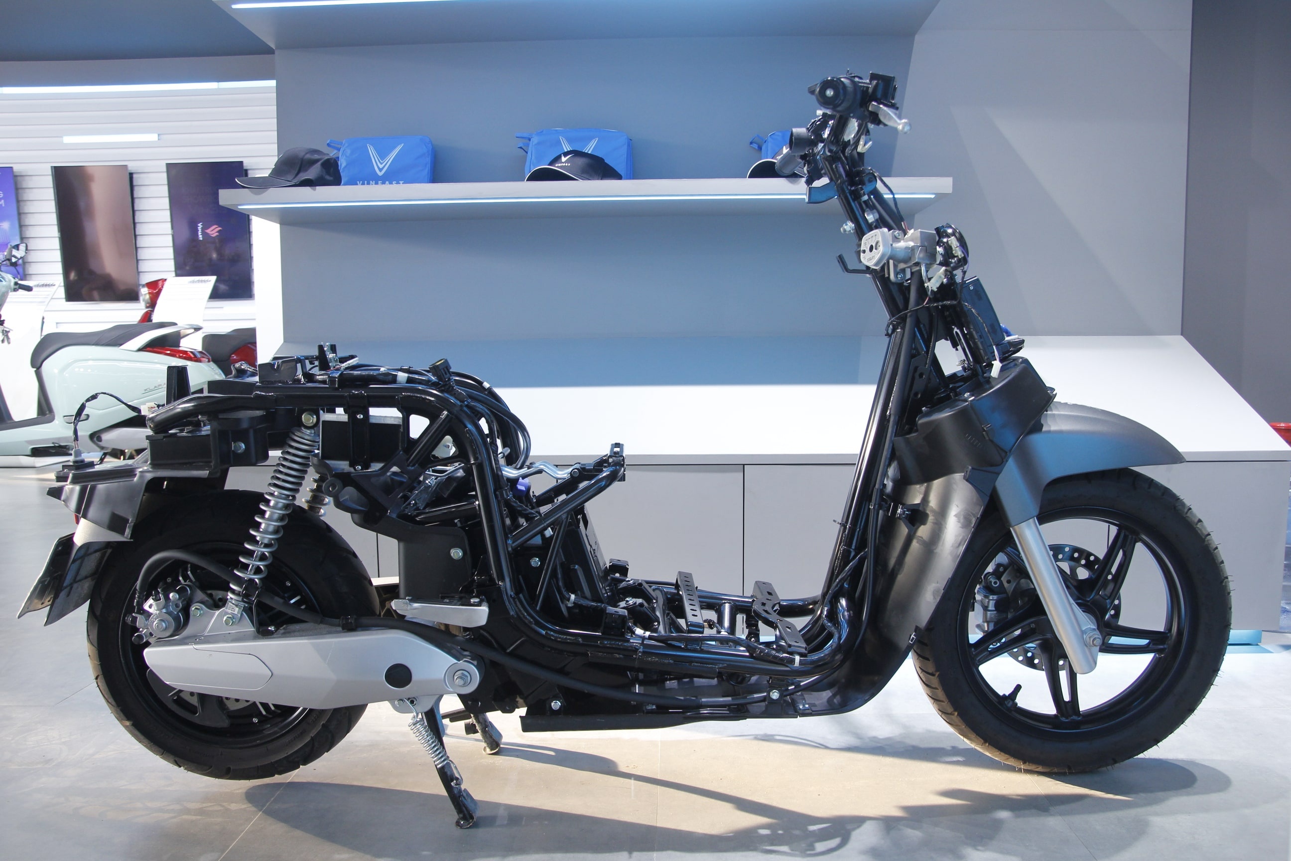 Mo Klara S xem loat linh kien 'hang hieu' ben trong hinh anh