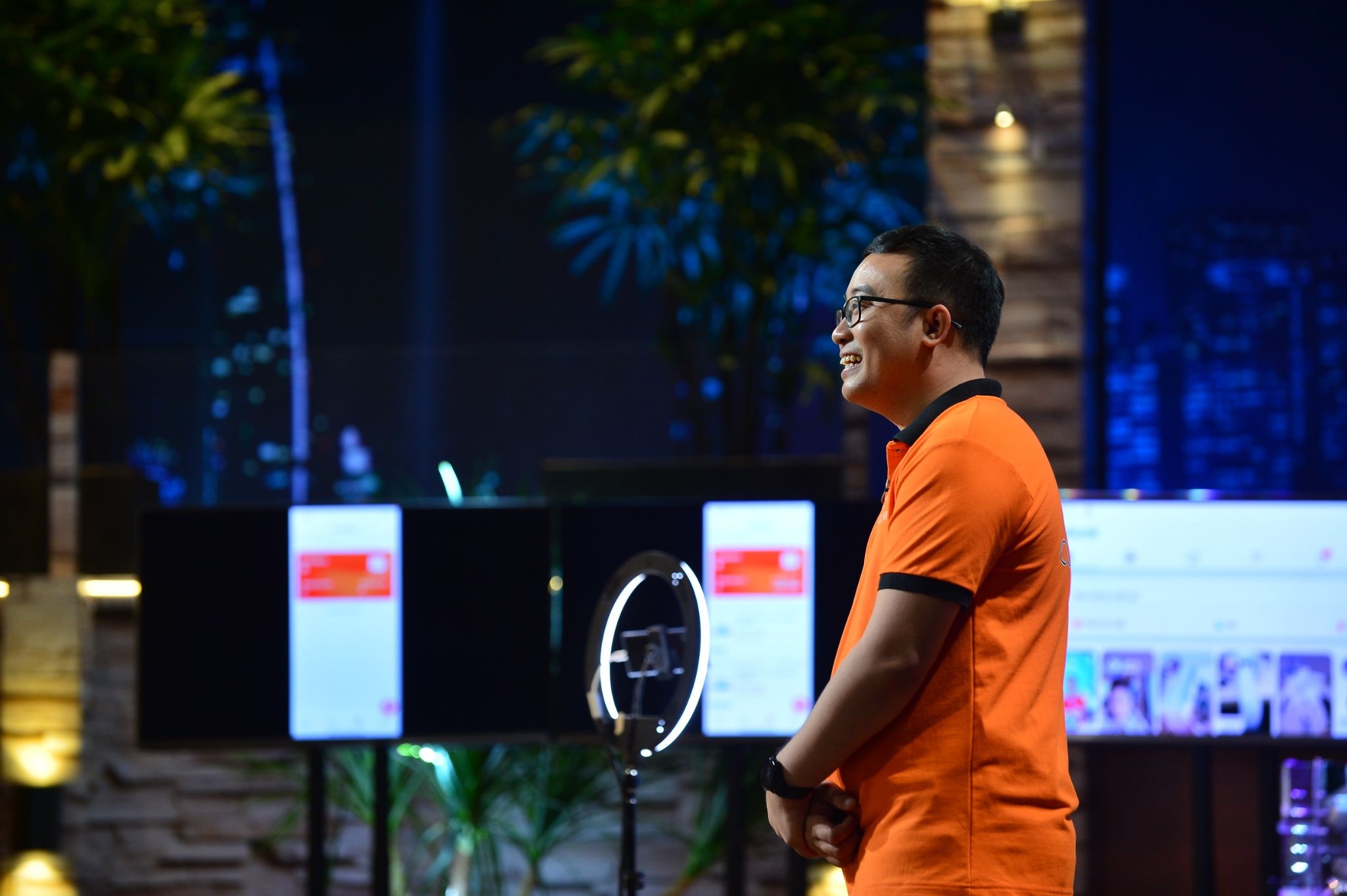 Cuccu,  cong tac vien ban hang anh 1