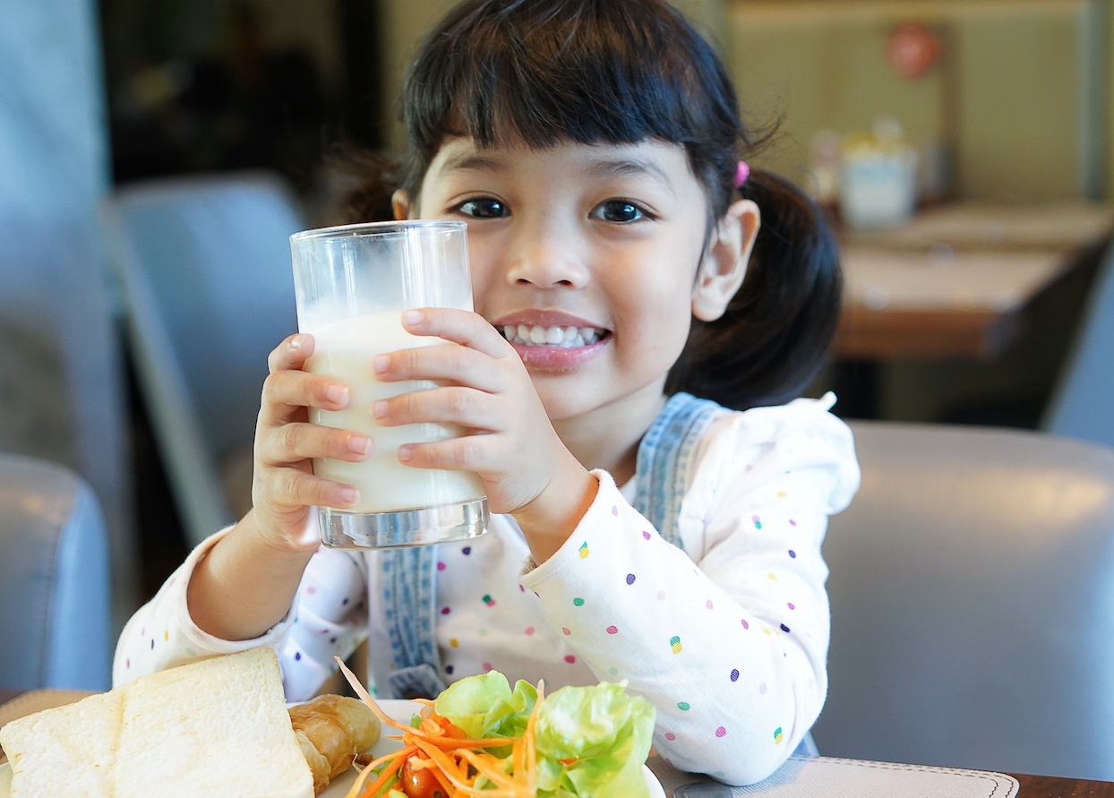 Bo sung sua tuoi de bua sang cua tre du chat hinh anh