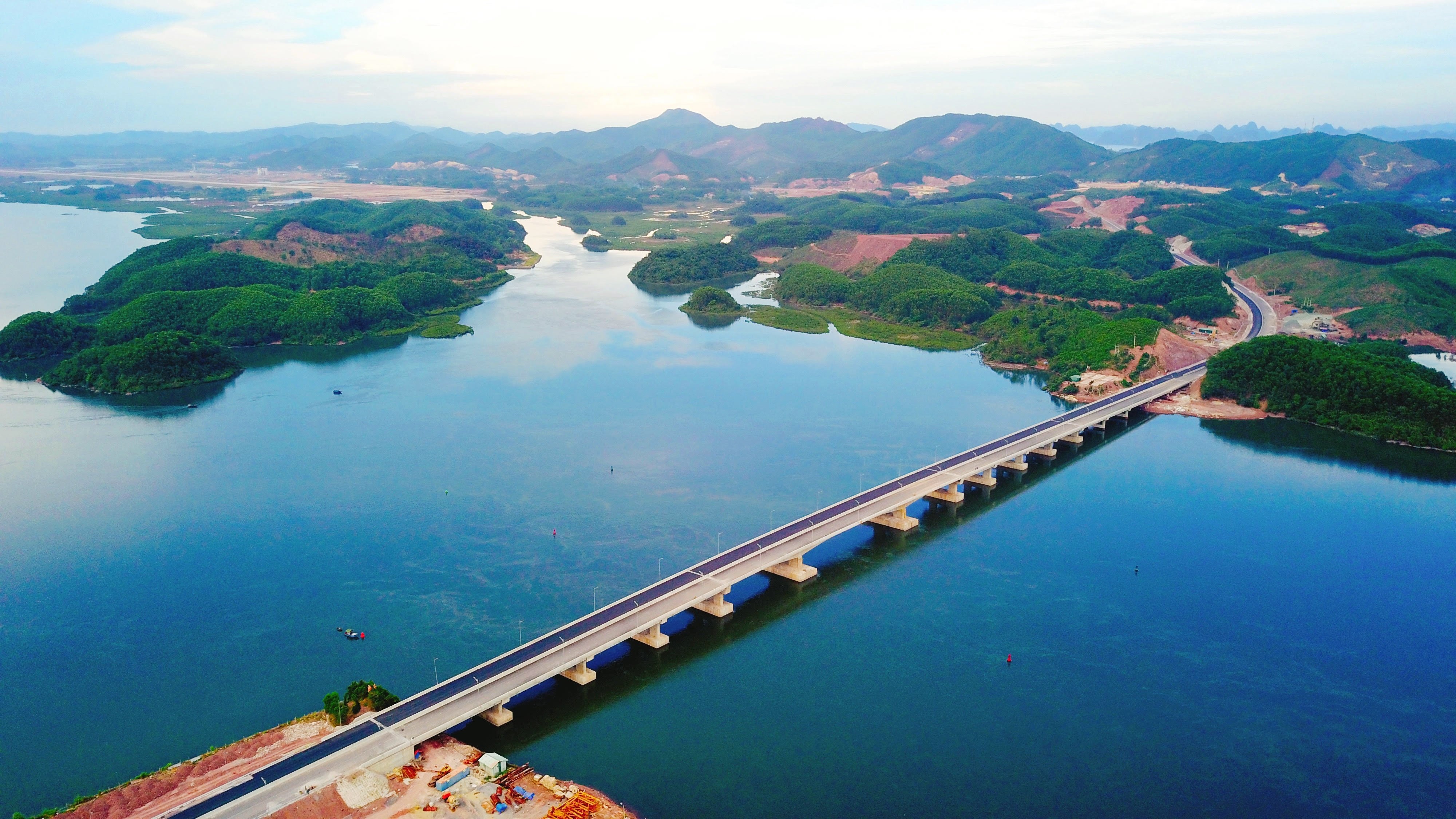 Dong luc giup BDS Van Don but pha hinh anh