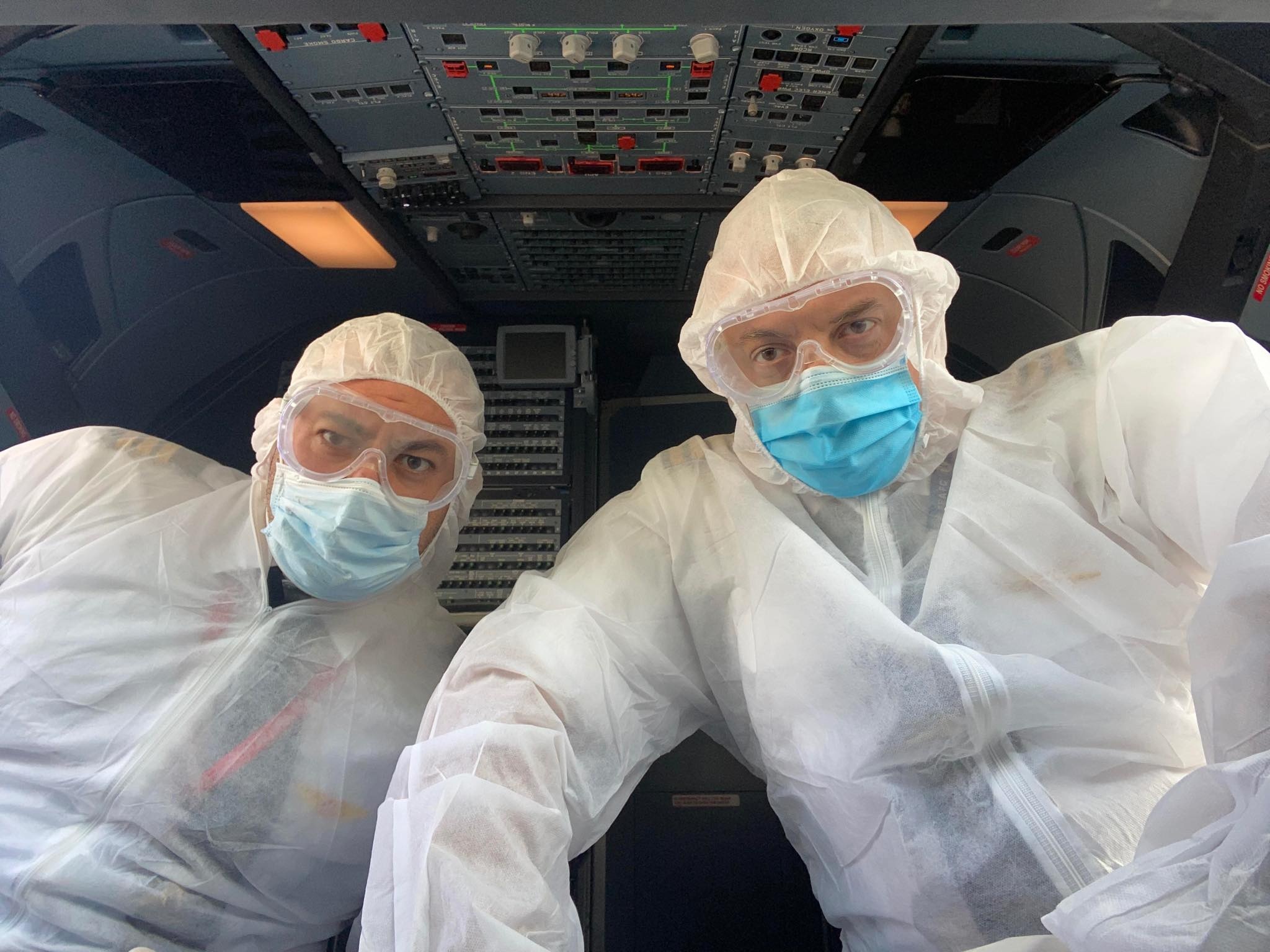 Phi cong nguoi nuoc ngoai ung ho quy vaccine cua Viet Nam hinh anh