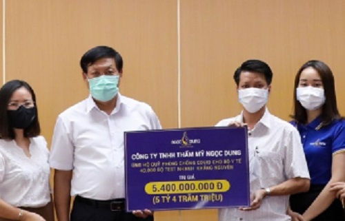 Tham my vien Ngoc Dung tang 40.000 test nhanh khang nguyen cho Bo Y te hinh anh