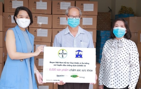 Bayer ho tro can bo y te tuyen dau chong dich hinh anh