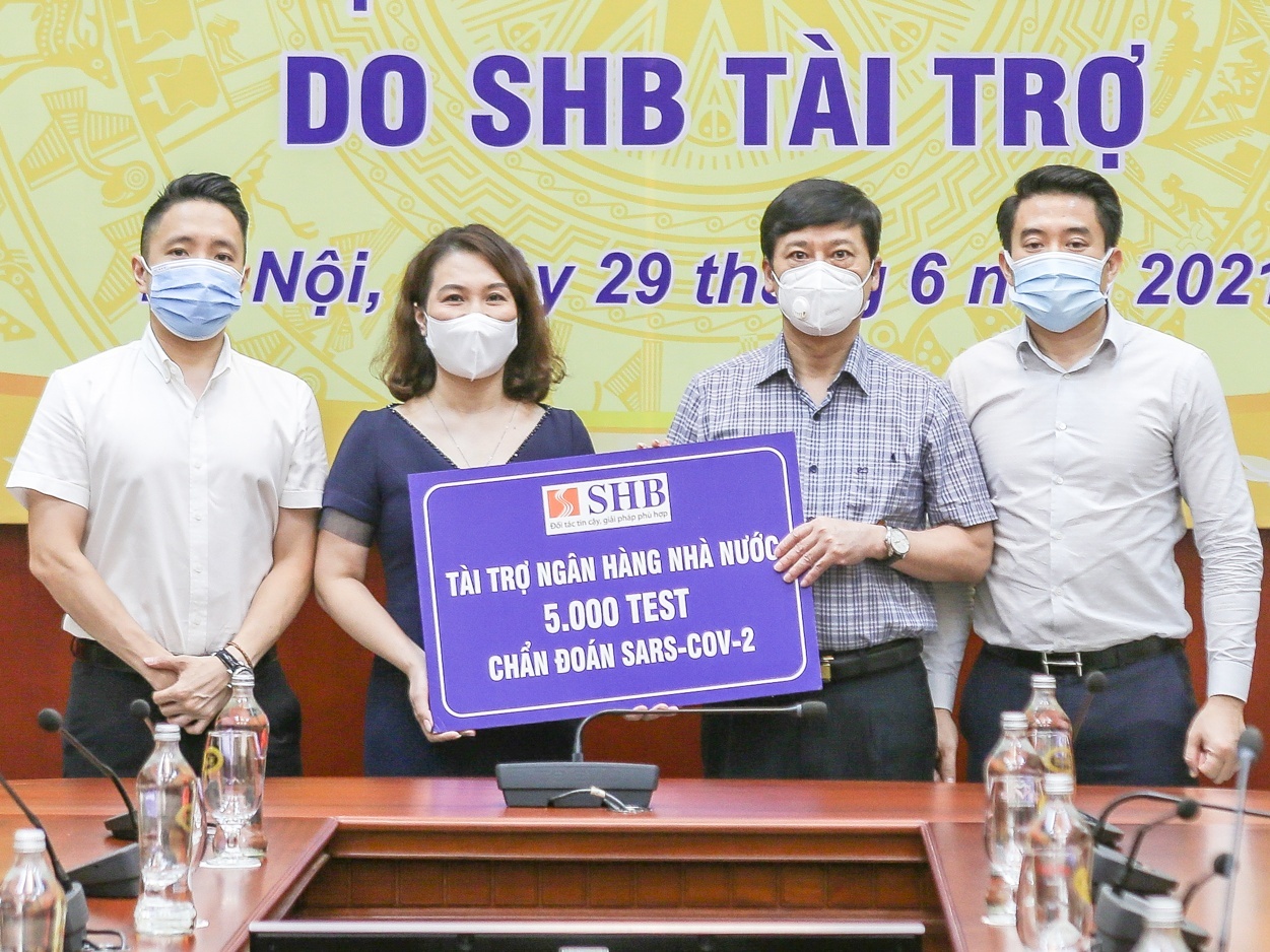 SHB tang bo kit xet nghiem nhanh Covid-19 cho khach hang, doi tac hinh anh
