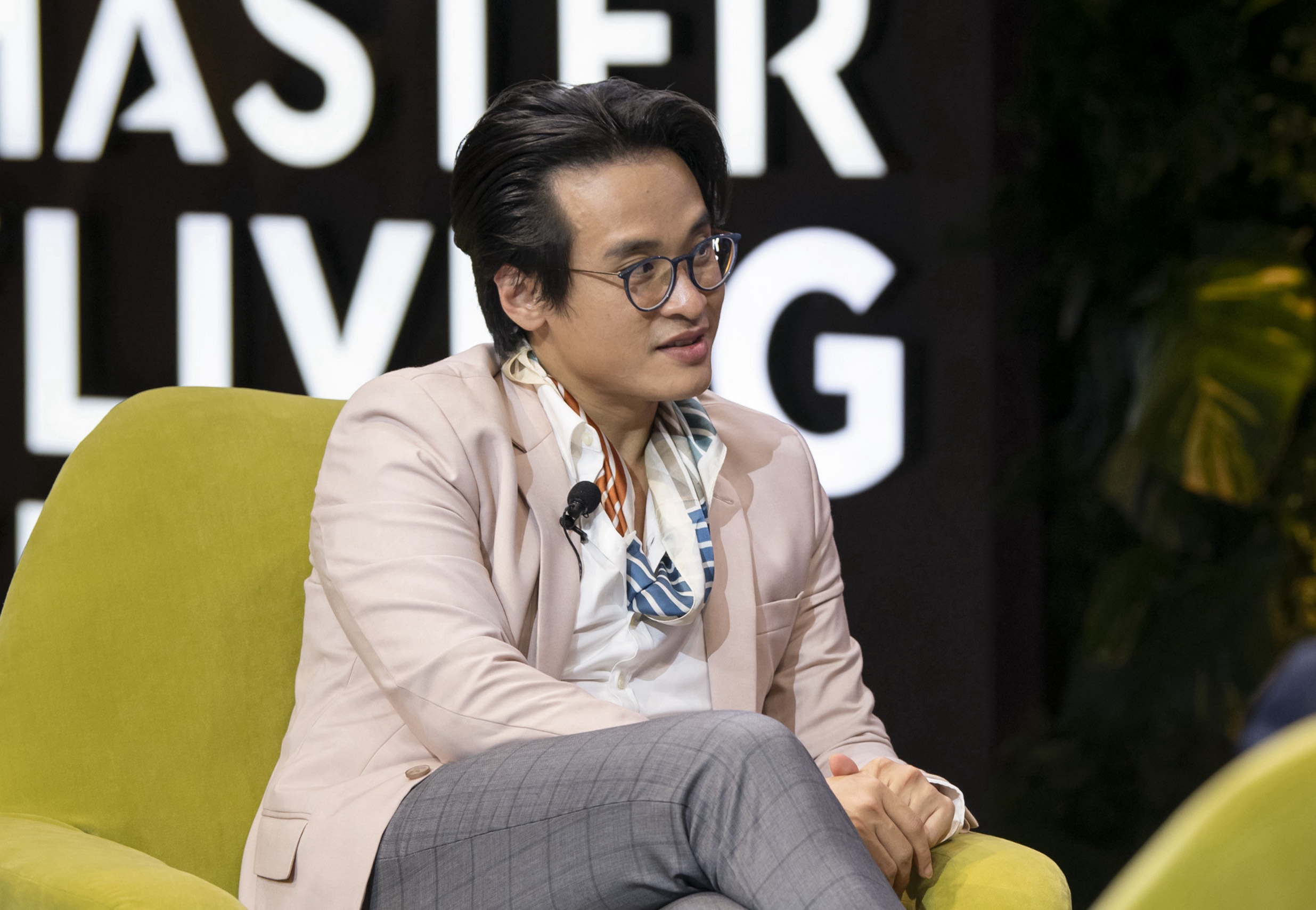 Ha Anh Tuan, Doan Trang chia se cach 'du lich tai gia' hinh anh