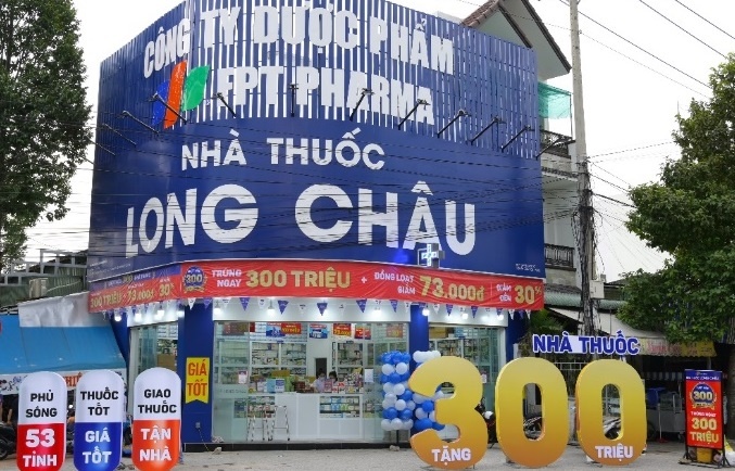 FPT Long Chau can moc 300 cua hang hinh anh