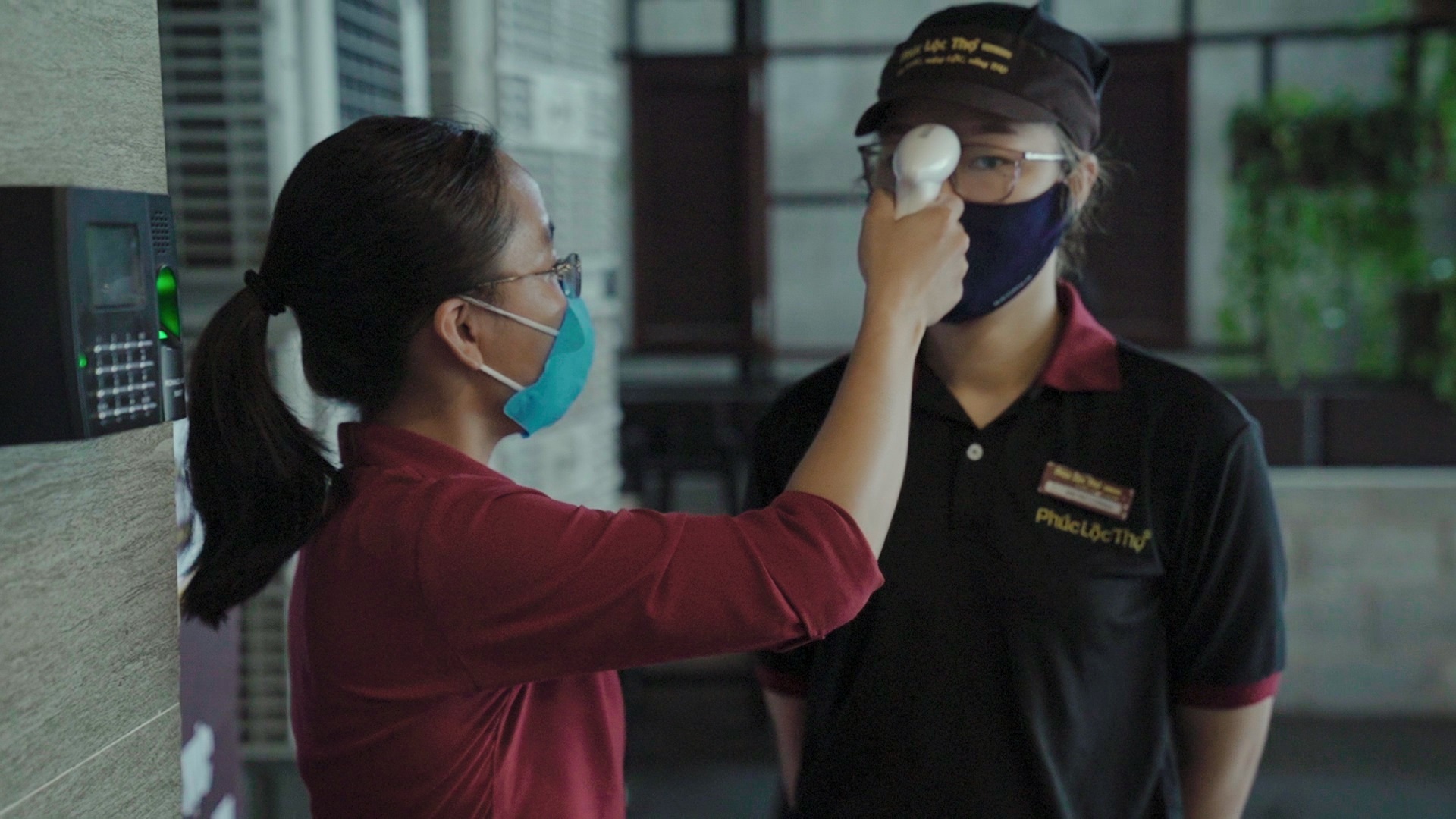 Ban online, nha hang van can bien phap phong dich chat che hinh anh