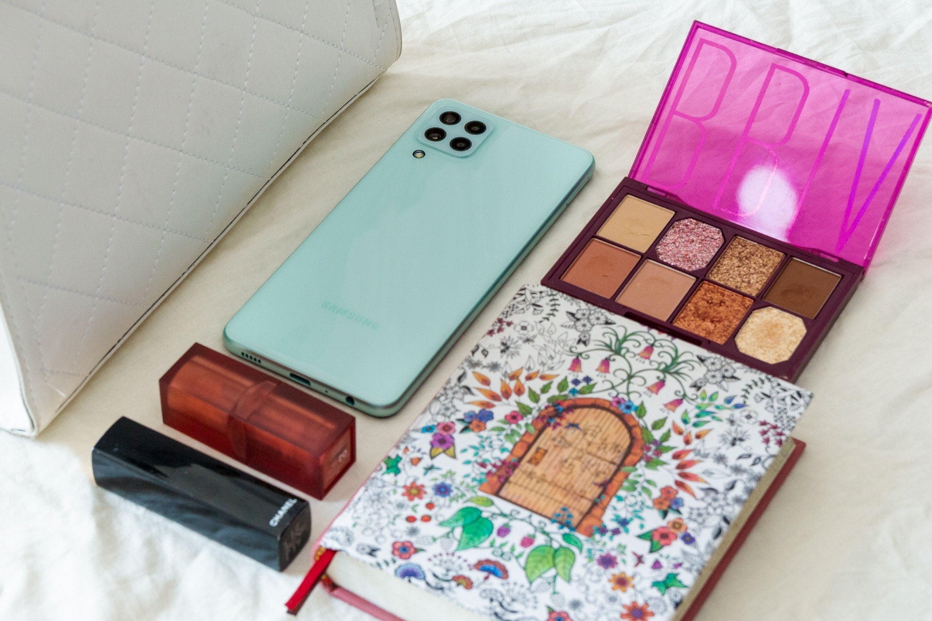 Tui xach cua gen Z khong the thieu thu gi? hinh anh