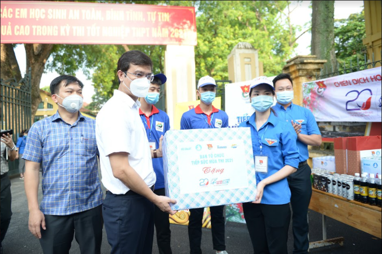 Thien Long tang qua si tu Ha Noi trong ngay thi dau tien hinh anh