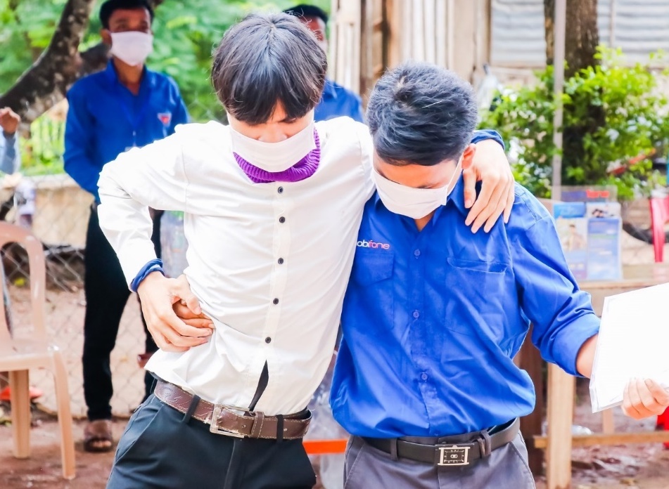 Doan vien MobiFone tiep suc si tu 'vuot vu mon' hinh anh