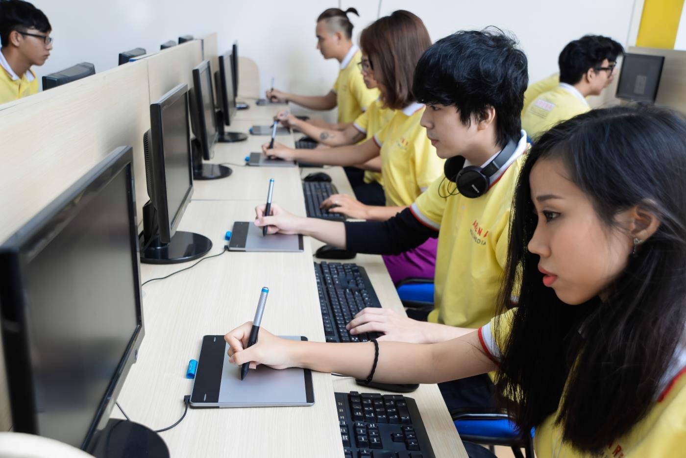 Thach thuc va co hoi khi hoc song song hai truong hinh anh