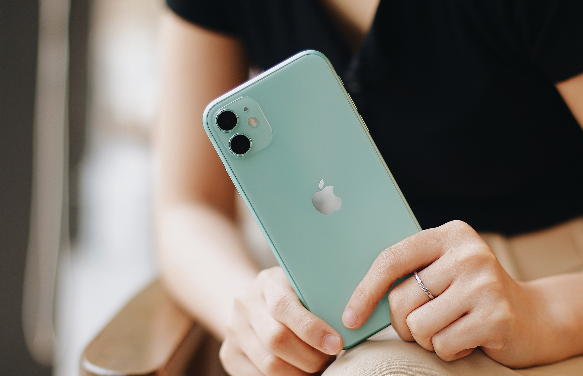 iPhone 11, MacBook Pro M1 giam den 3 trieu dong tai FPT Shop hinh anh