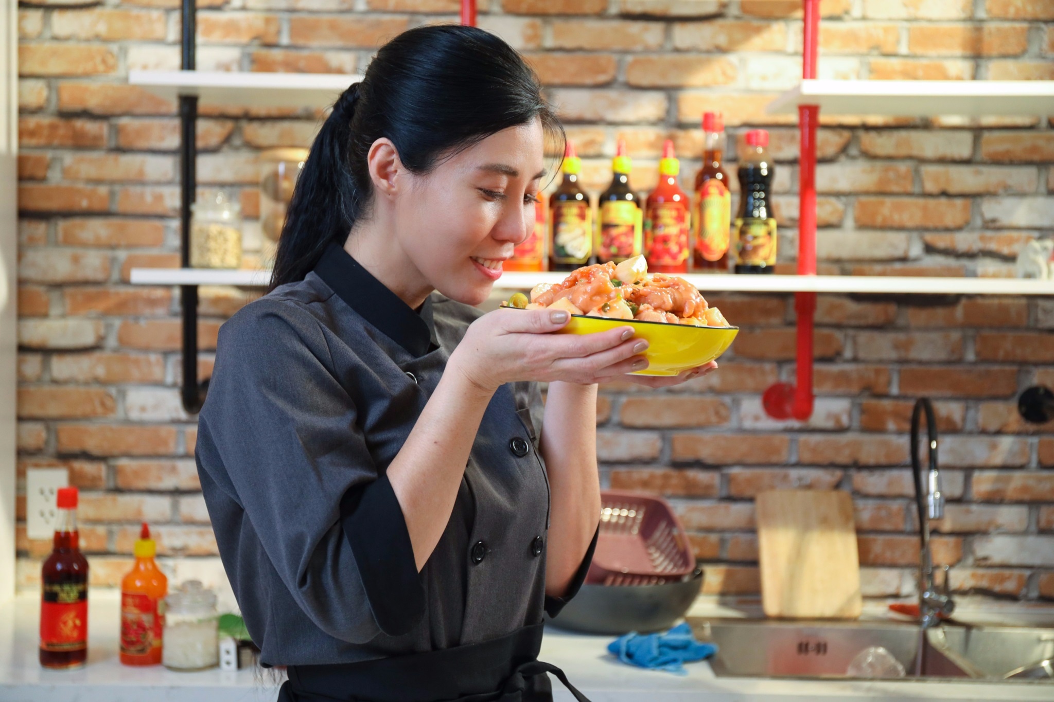 Hoc dau bep Tran Bao Ngoc cach lam chan ga kim chi rut xuong hinh anh