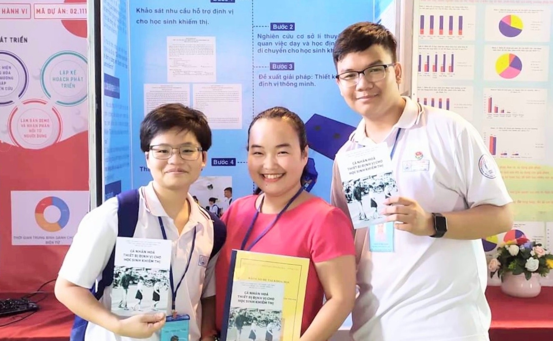 Sang che thiet bi cho nguoi khiem thi, nu sinh nhan hoc bong 100% hinh anh