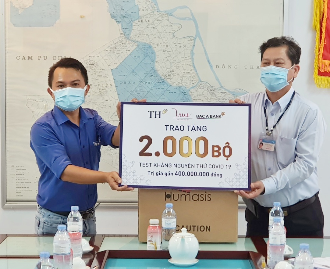 Bac A Bank tang 2.000 bo xet nghiem Covid-19 cho So Y te An Giang hinh anh