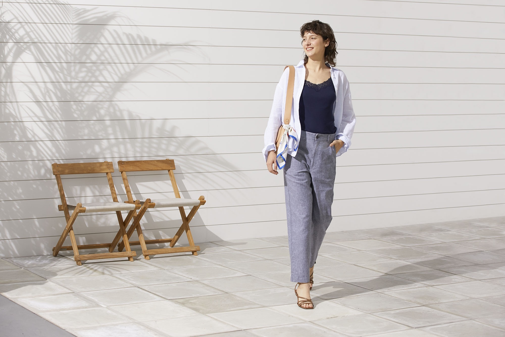 Vi sao nen mua quan ao dip giua nam? hinh anh