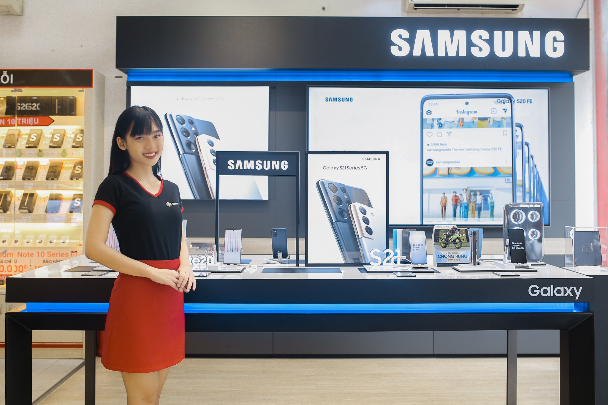 FPT Shop,  mua dien thoai anh 2