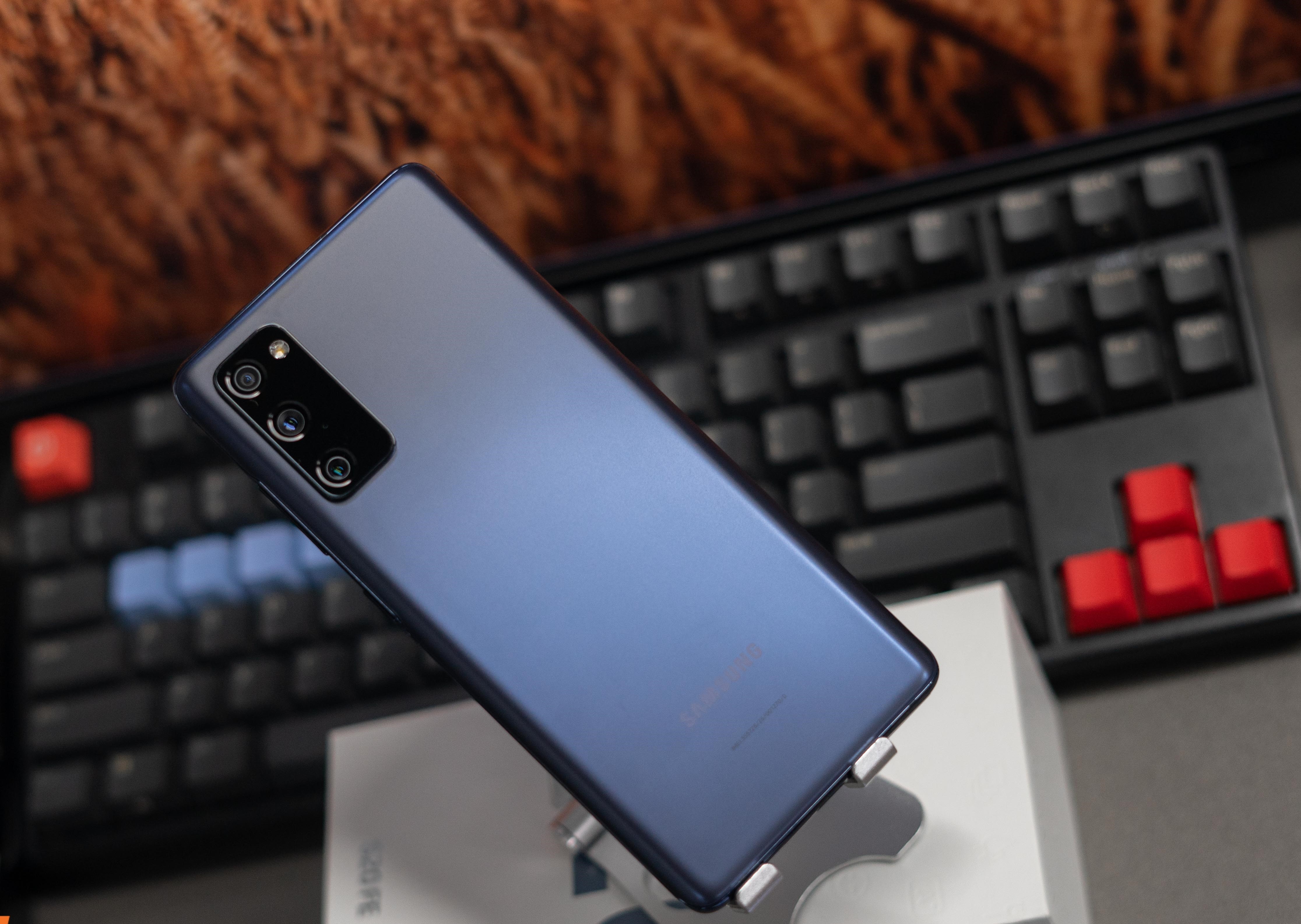 Galaxy S20 FE 256 GB giam 2,5 trieu dong tai FPT Shop hinh anh