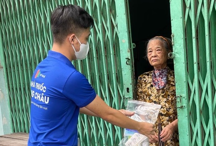 Nha thuoc Long Chau tang 3.000 phan qua cho benh nhan Covid-19 hinh anh