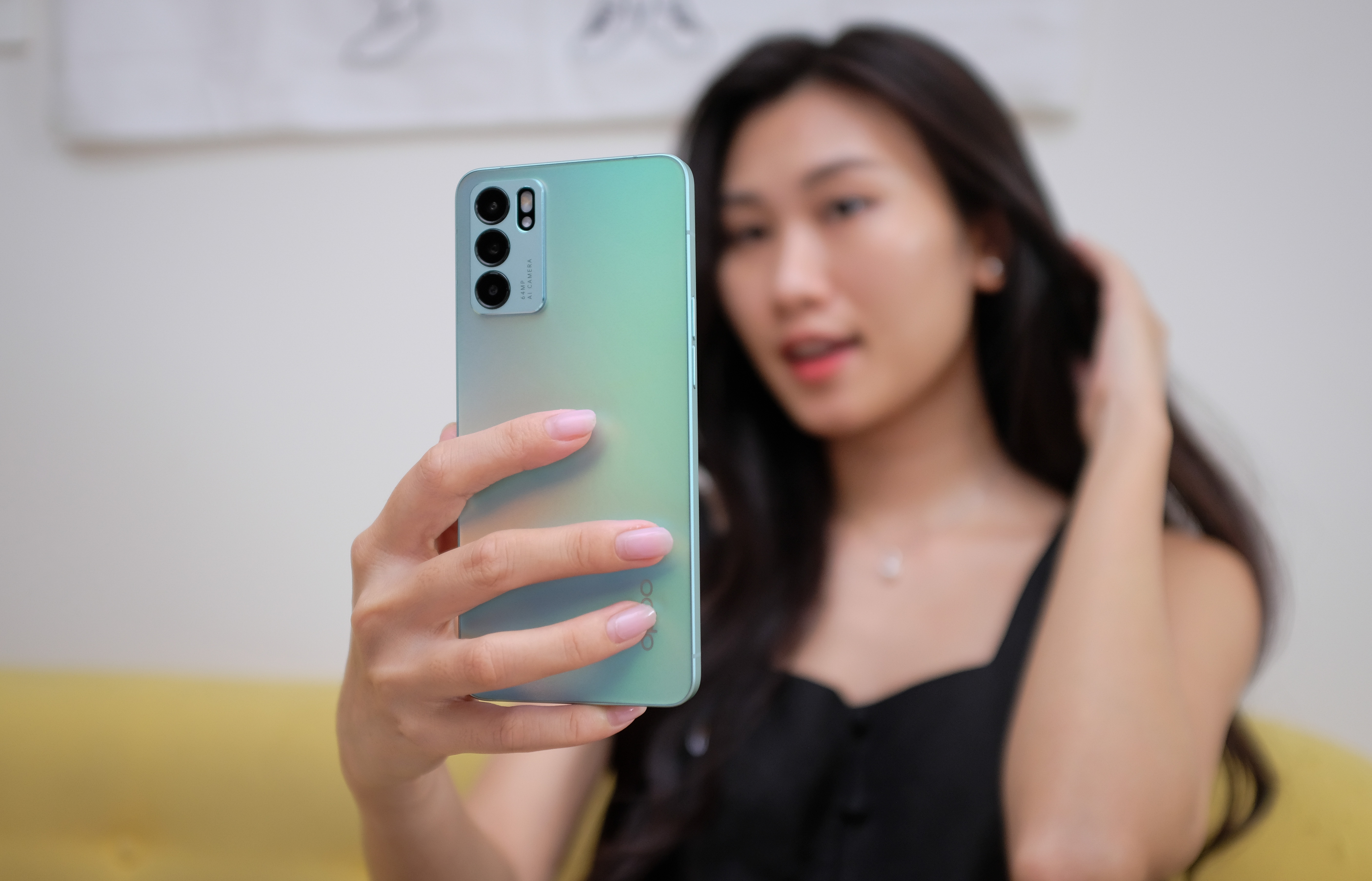 Reno6 - thiet ke vuong vuc, ket noi 5G, gia 12,99 trieu dong hinh anh