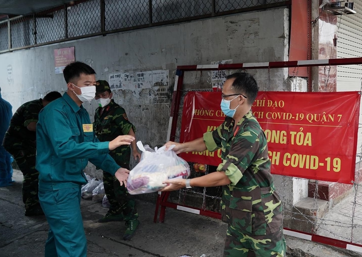 Shark Lien phoi hop Quan khu 7 trao qua ho tro cho ba con vung dich hinh anh