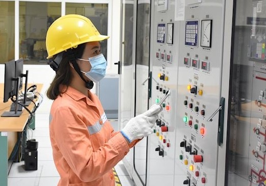 EVN dam bao cung cap dien tai Ha Noi trong thoi gian gian cach hinh anh