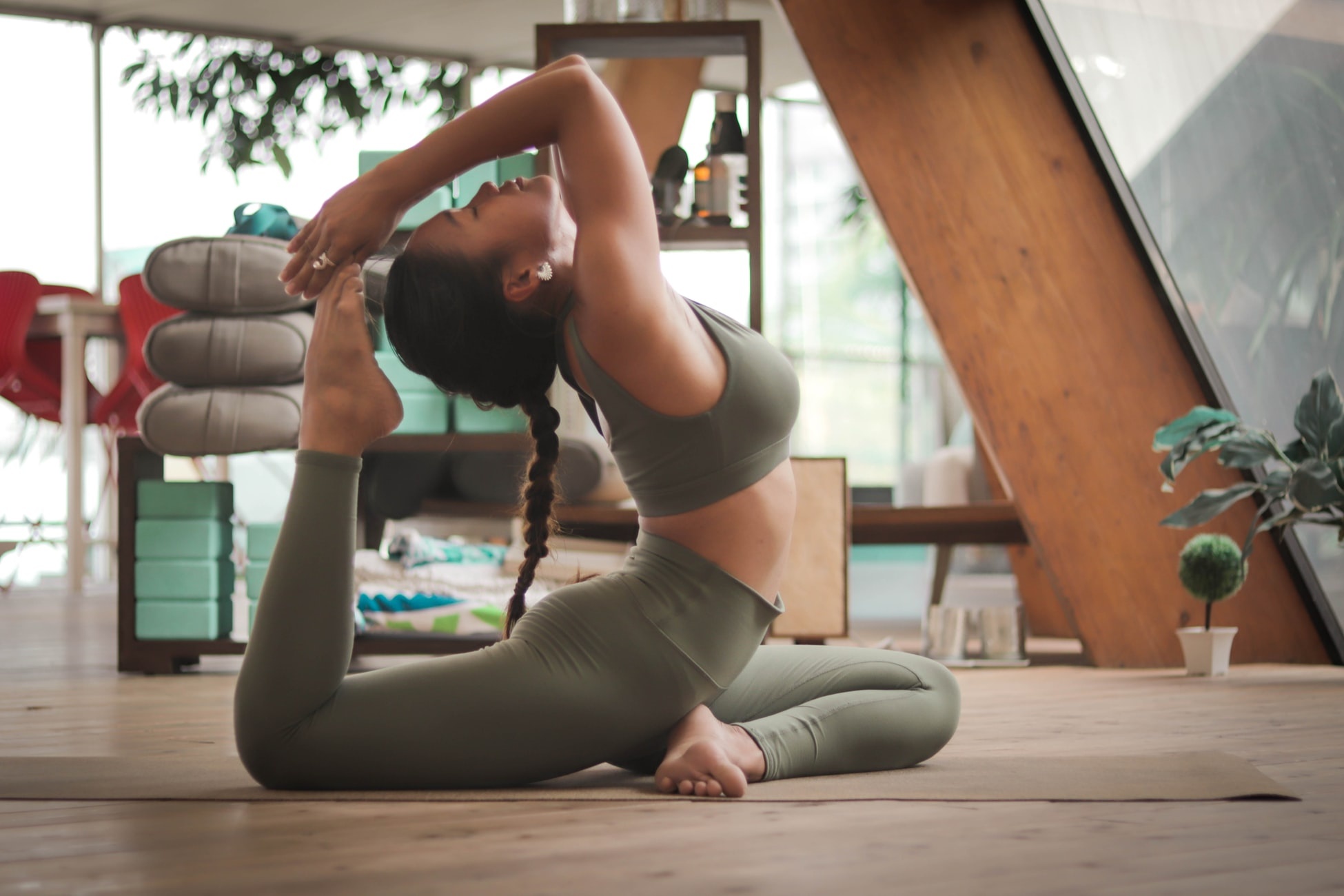 Ngu ngon, song khoe voi giai phap yoga va thien tai gia hinh anh