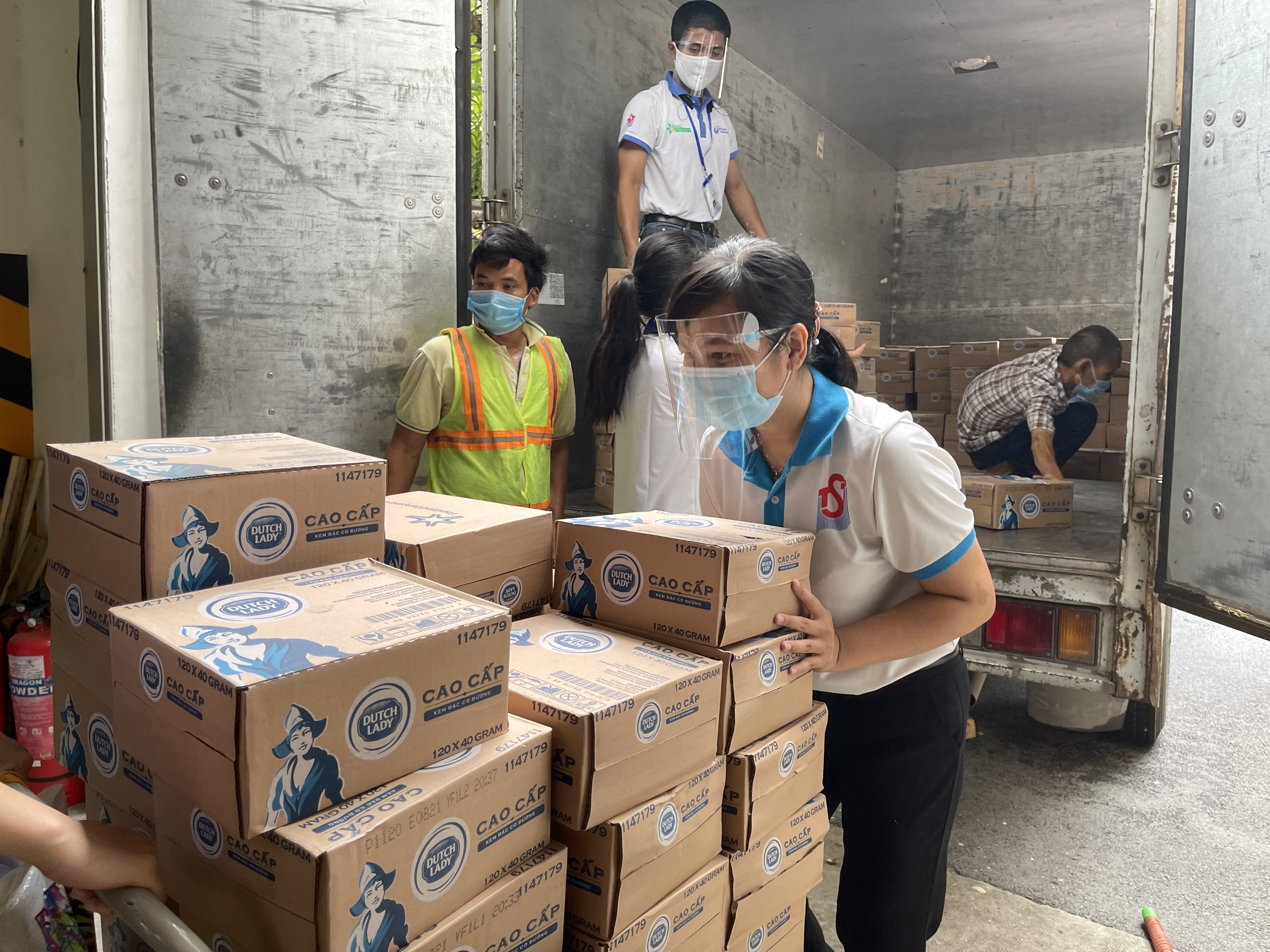 Co Gai Ha Lan gop 250.000 ly sua giup TP.HCM va Binh Duong chong dich hinh anh