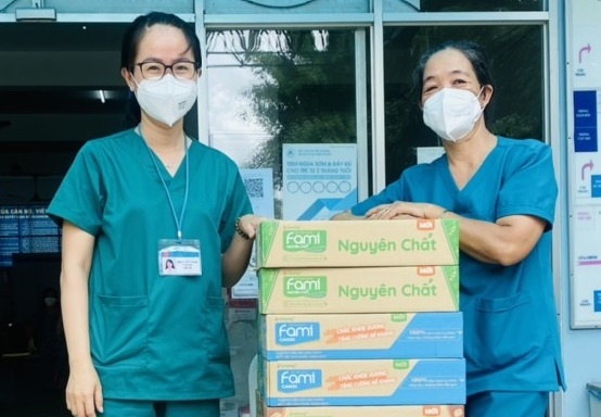 Tinh nguoi am ap trong cuoc chien chong dai dich hinh anh