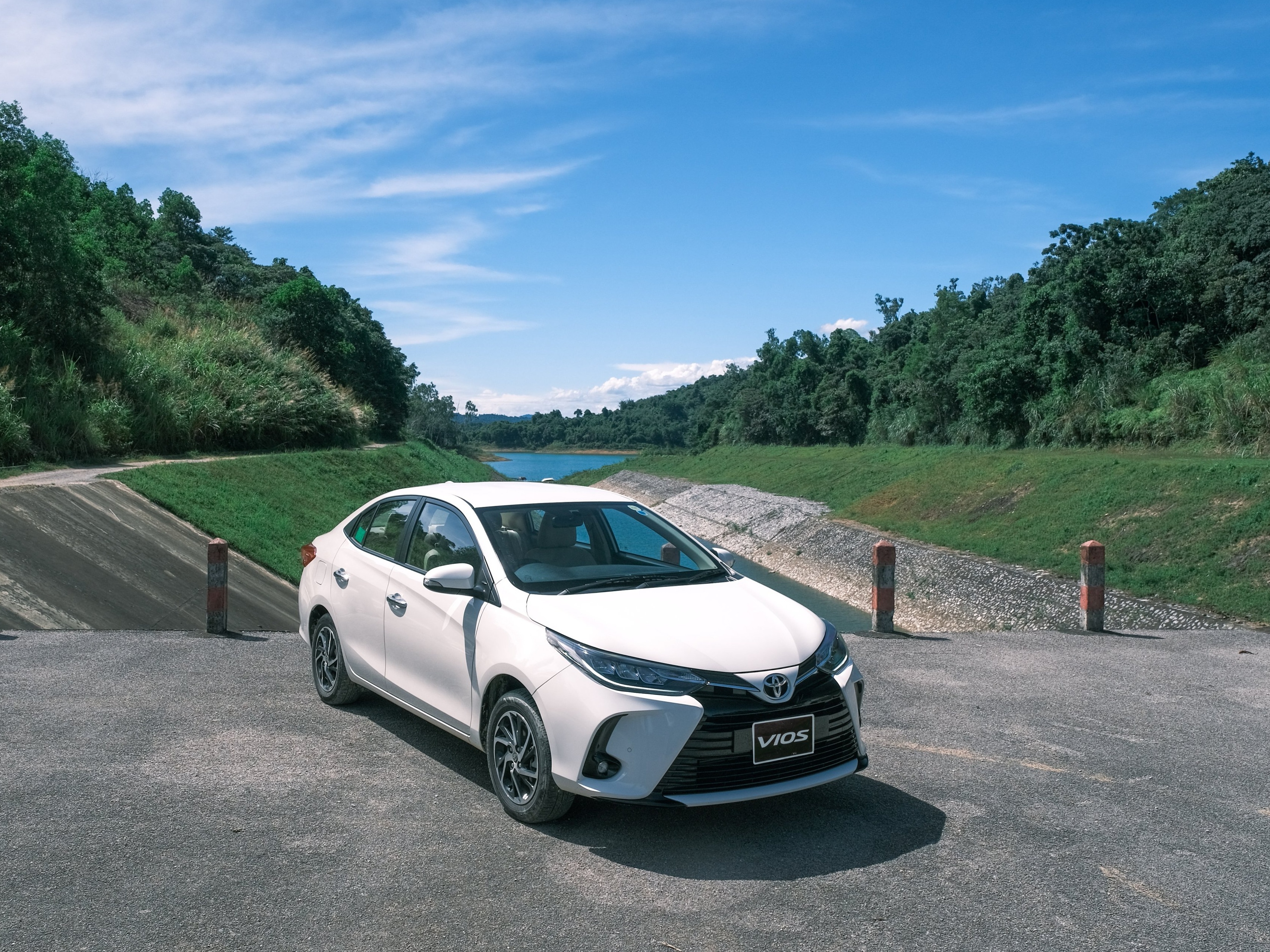 Toyota dan dau doanh so xe du lich nua dau nam hinh anh