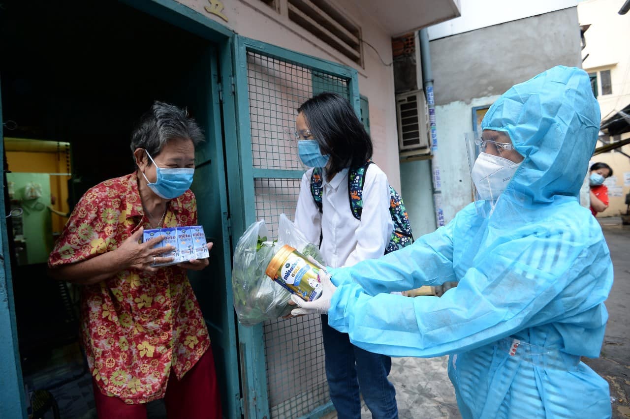 Thai Thuy Linh lan loi vao TP.HCM ho tro nguoi dan vung tam dich hinh anh