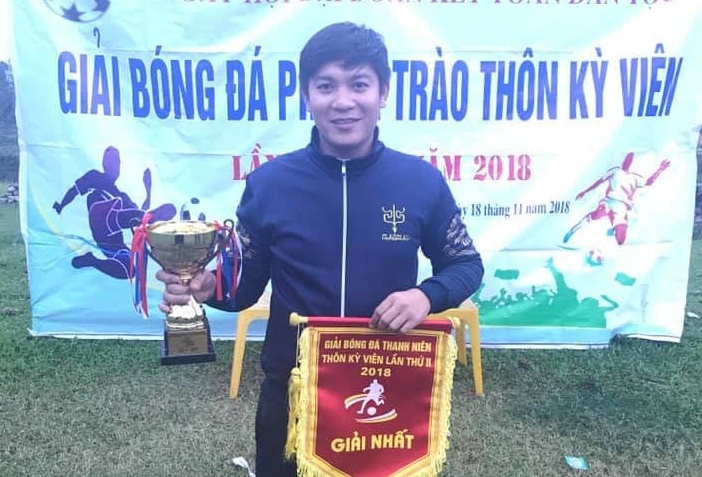 Hanh trinh tro thanh 'cau thu thu 12' day cam xuc va ky niem hinh anh