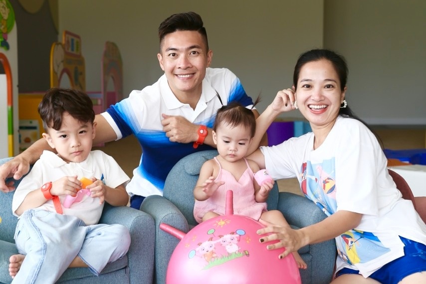 Vo chong Quoc Co muon song gan cha me hinh anh