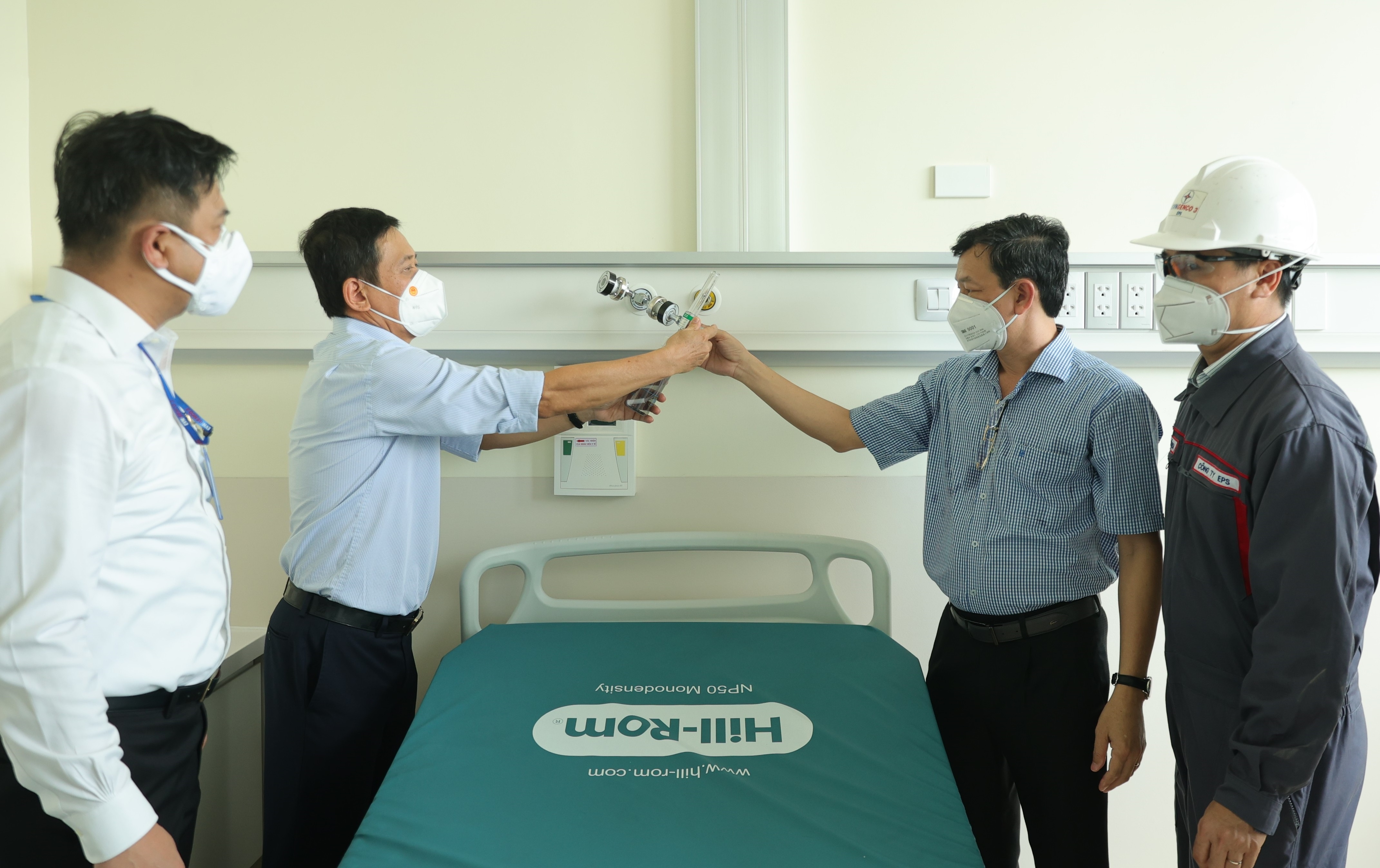 EVNSPC dong gop thiet bi cho Benh vien Hoi suc Covid-19 TP.HCM hinh anh