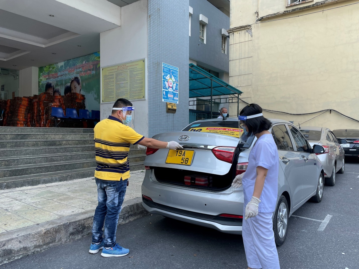 Tai xe cong nghe tinh nguyen van chuyen mau pham y te hinh anh