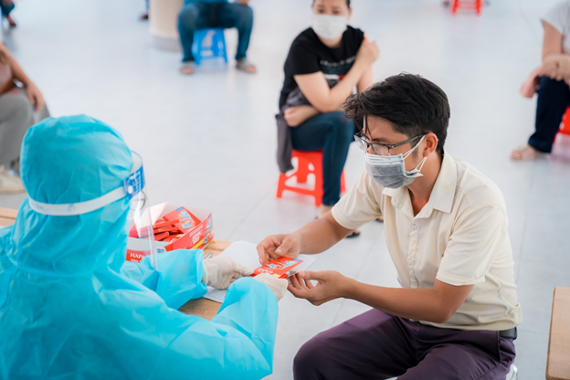 tiem vaccine,  phong chong Covid-19 anh 2