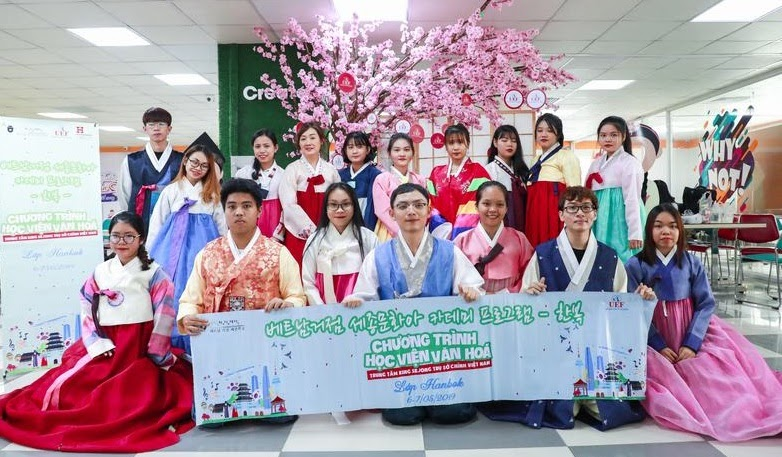 UEF hoc bong tuyen sinh anh 3