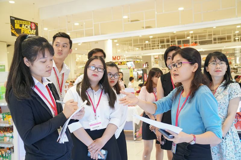 UEF tiep suc tai nang bang hoc bong tuyen sinh hinh anh