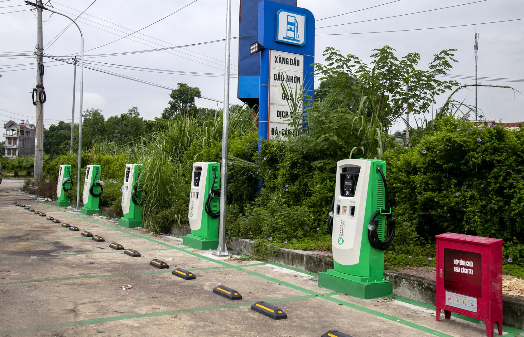 VinFast lắp đặt trạm sạc xe điện ảnh 4 VinFast lap dat tram sac xe dien anh 4