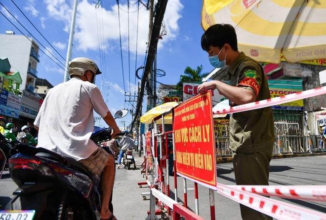 Tan Phu lap 11 duong day nong Zalo ho tro nguoi dan, bao ve vung xanh hinh anh