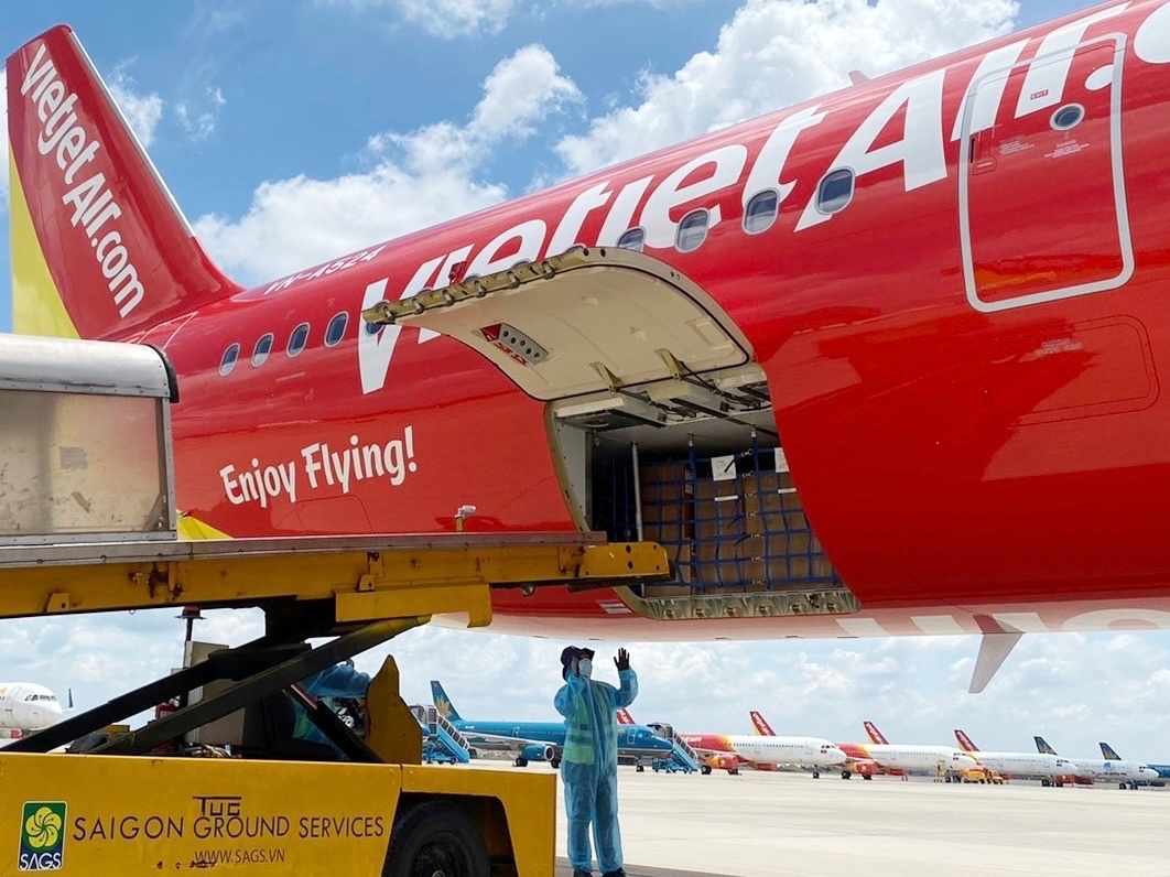 Chuyen bay cho 200 may tho tu Duc da den Tan Son Nhat hinh anh