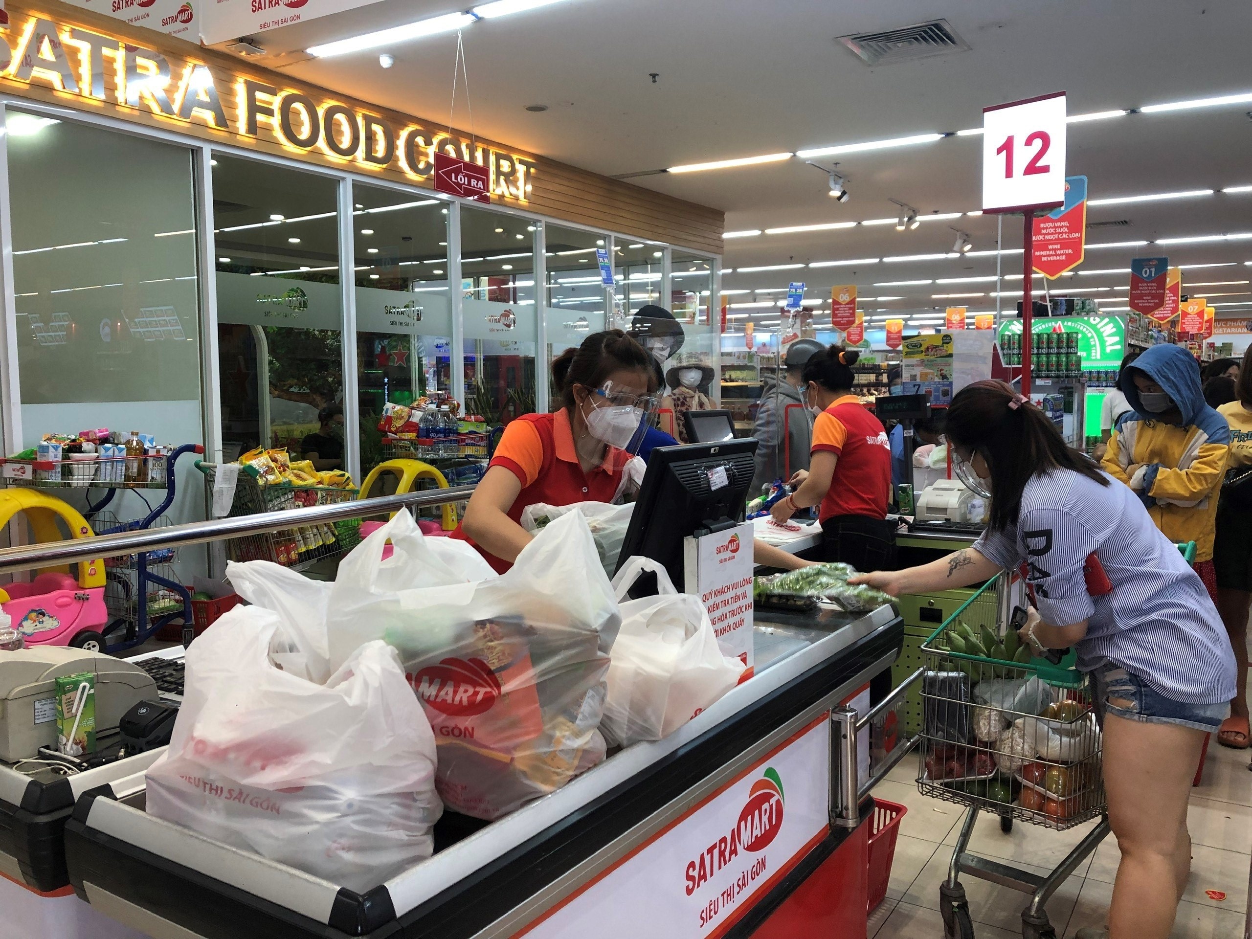 Satra,  nhan vien he thong ban le anh 3