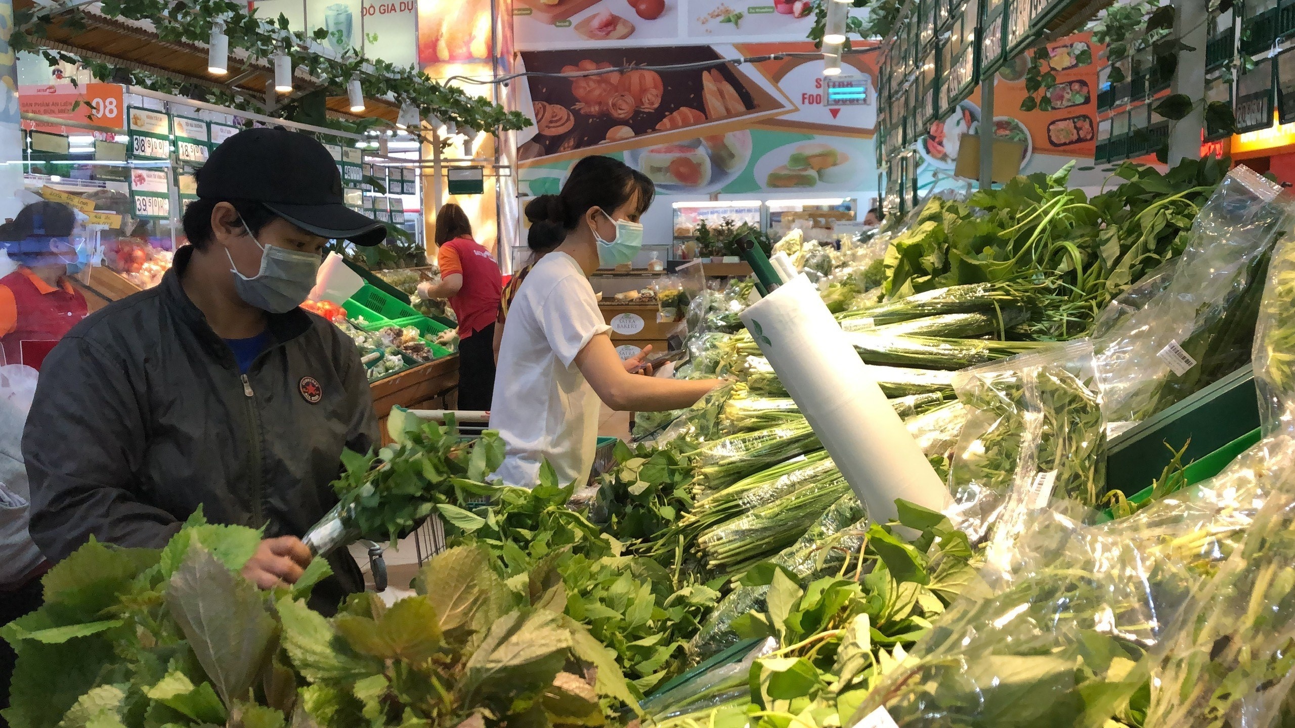 Satra,  nhan vien he thong ban le anh 4